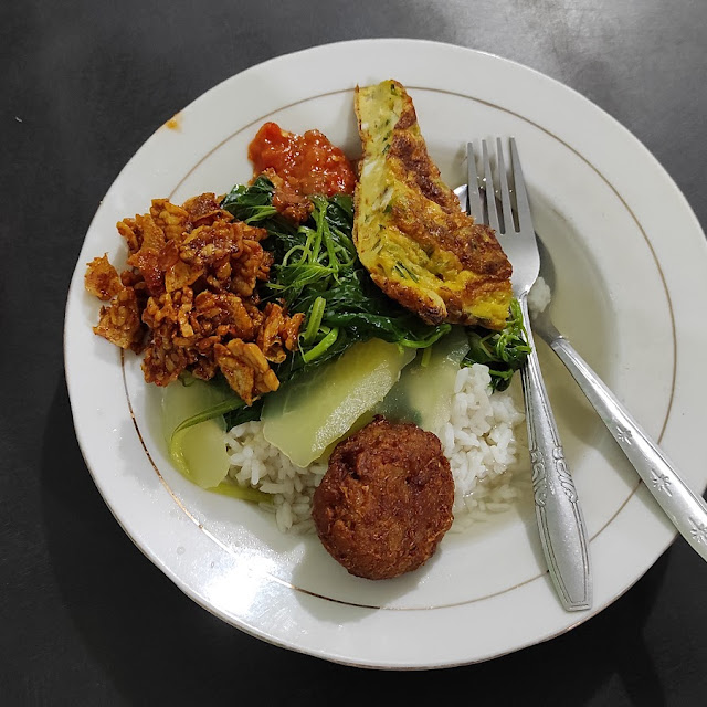 Sayur Bayam Telur Dadar Kering Tempe Mendoan Sambal Tomat