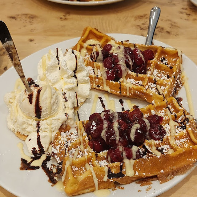 Belgische Waffel Mit Kirschen Eis