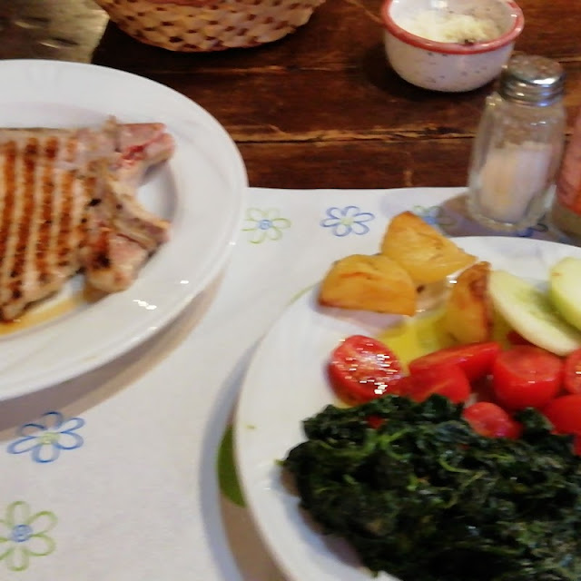 Braciola Ai Ferri E Verdure Varie Dal Buffet