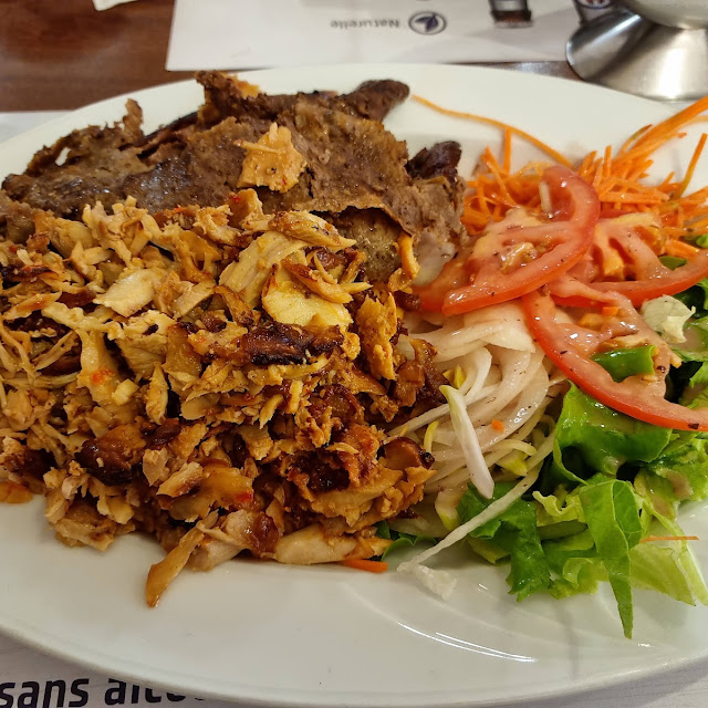 Kebab Mixte Sur Assiette Avec Bulgur