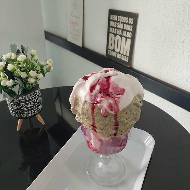 Shake Abacaxi Com Calda de Uva E Borda de Cockies