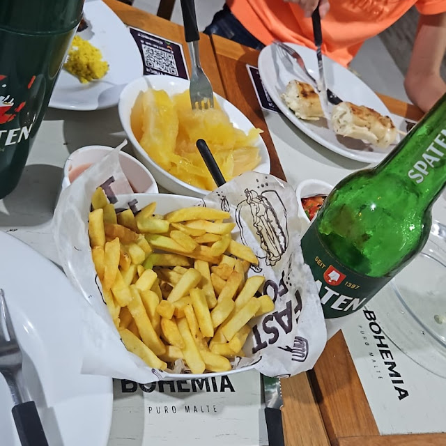 Porção de Mandioca Na Manteiga E Fritas Batatas