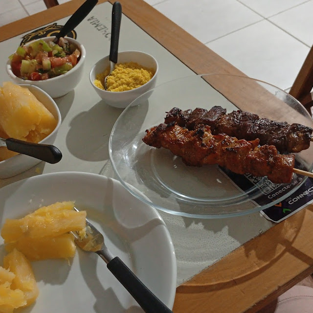 Aipim Com Farofa E Vinagrete E Espetinhos