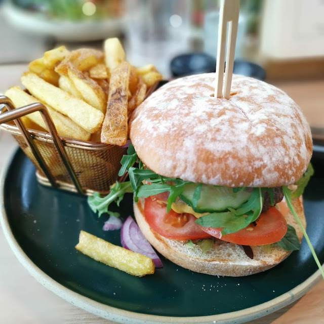 Cheeseburger Mit Pommes