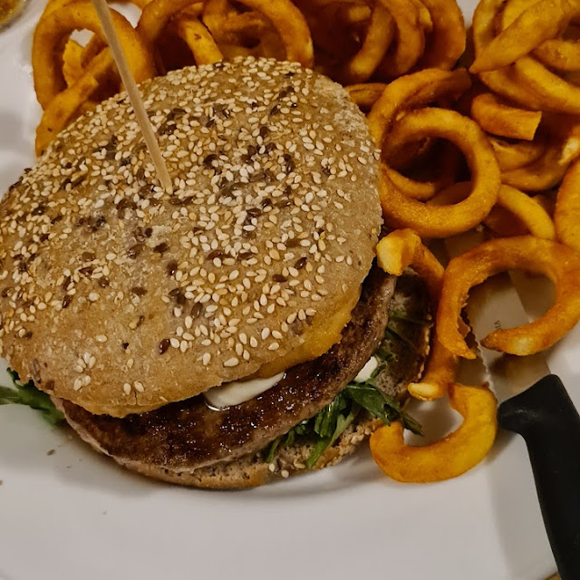 Wiki Burger Mit Curly Fries