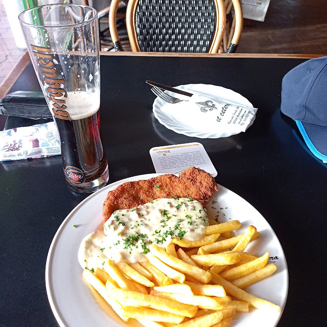 Hähnchenschnitzel Mit Süßkartoffelpommes Und Champignonrahmsauce