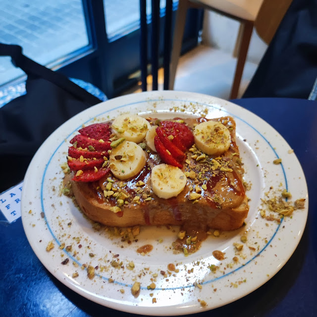Brioche Con Crema de Cacahuete Y Fruta