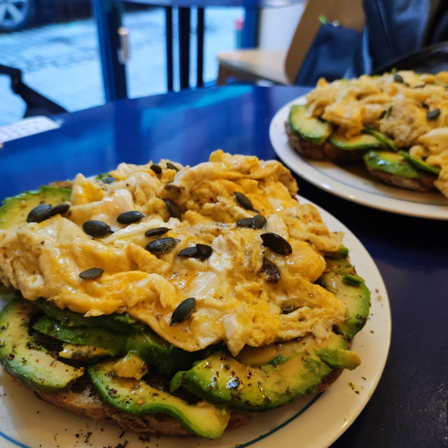 Tostada de Aguacate Y