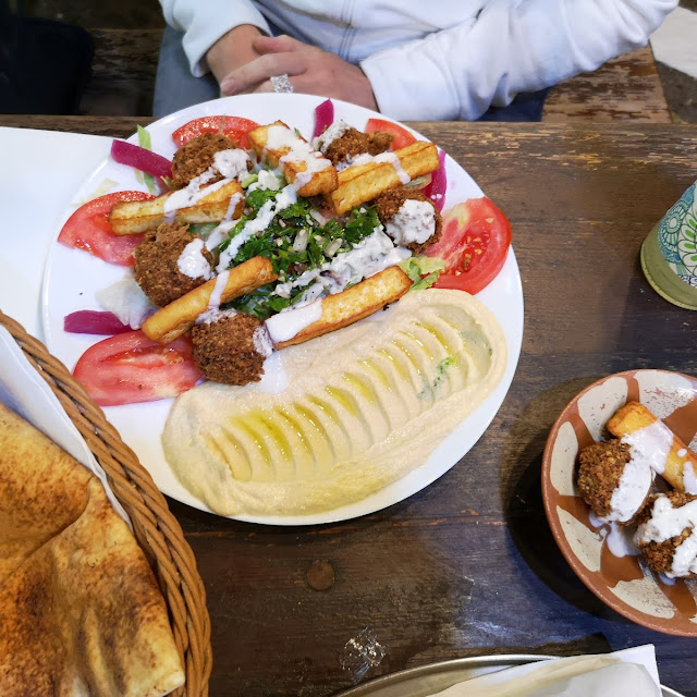 Halloumi-falafel-teller