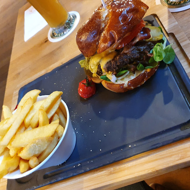 Burger Mit Pommes