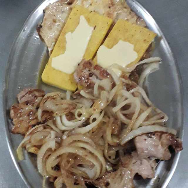 Bife Acebolado Polenta Com Queijo E Ovo