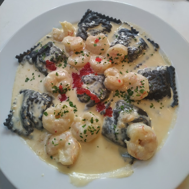 Ravioles En Tinta de Calamar Y Camarones