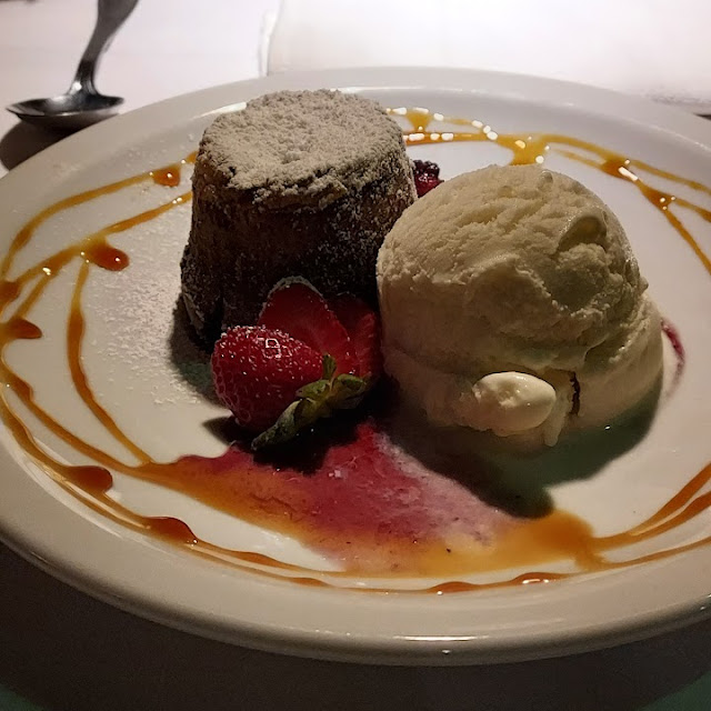Volcán de Chocolate Con Helado de Vainilla Y Salsa de Frutos Rojos
