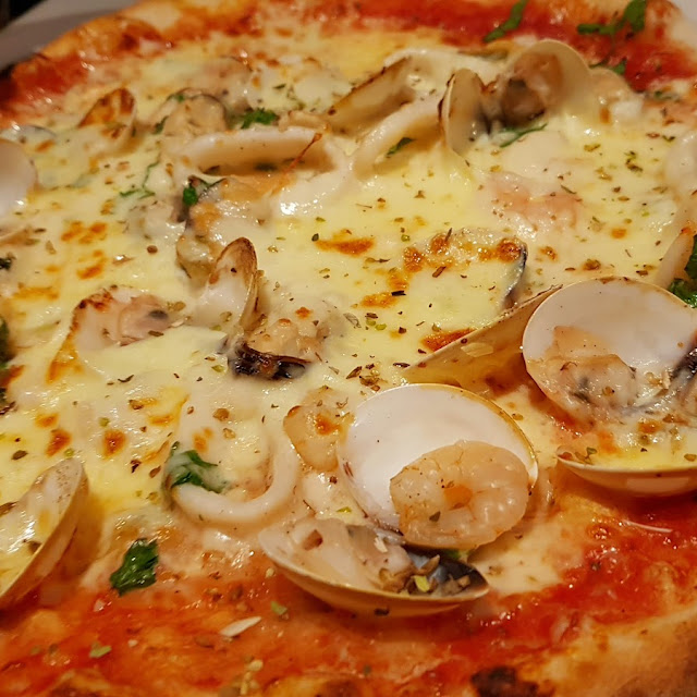 Seafood Pizza