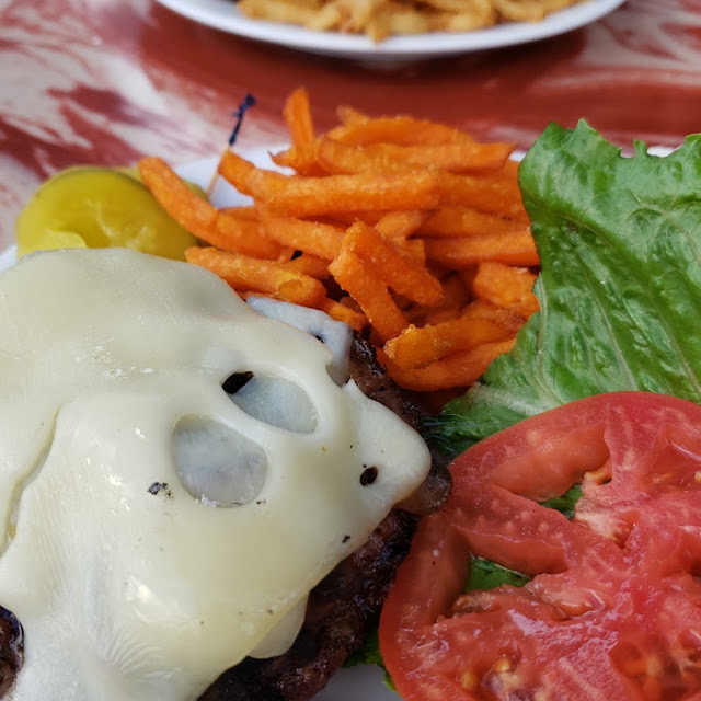 Finnegan's Famous 1⁄2 lb Burger