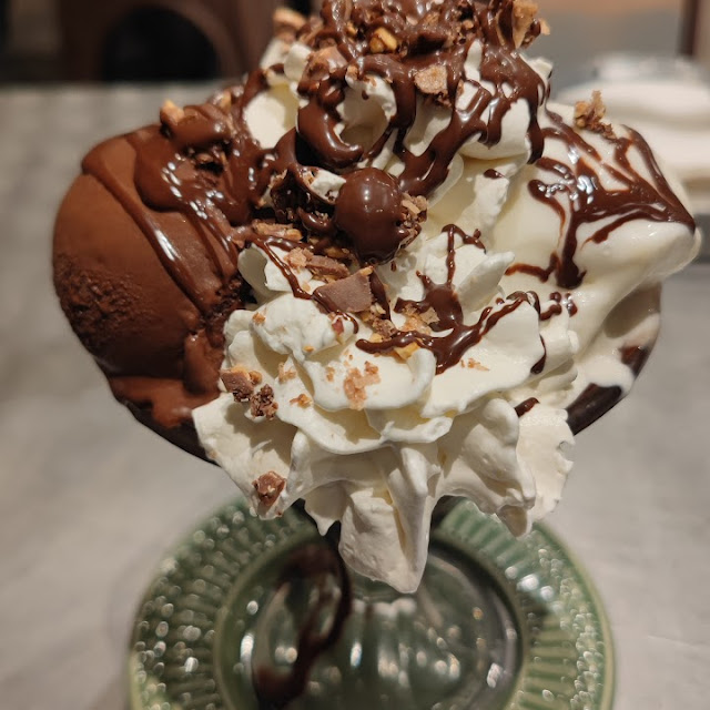 Taça Com 3 Bolas Cobertura Chantilly E Ferrero