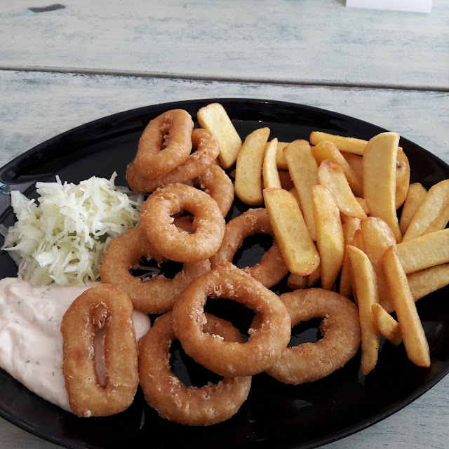 Kalamaris Mit Pommes Und Knoblauchsauce