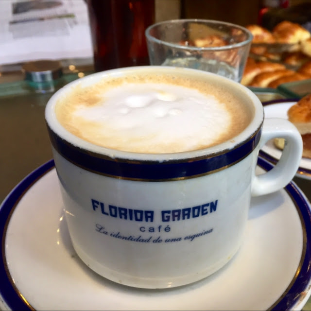 Cafe Con Leche Con Medialunas