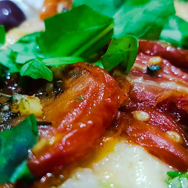 Pizza Tomate Seco Com Rúcula