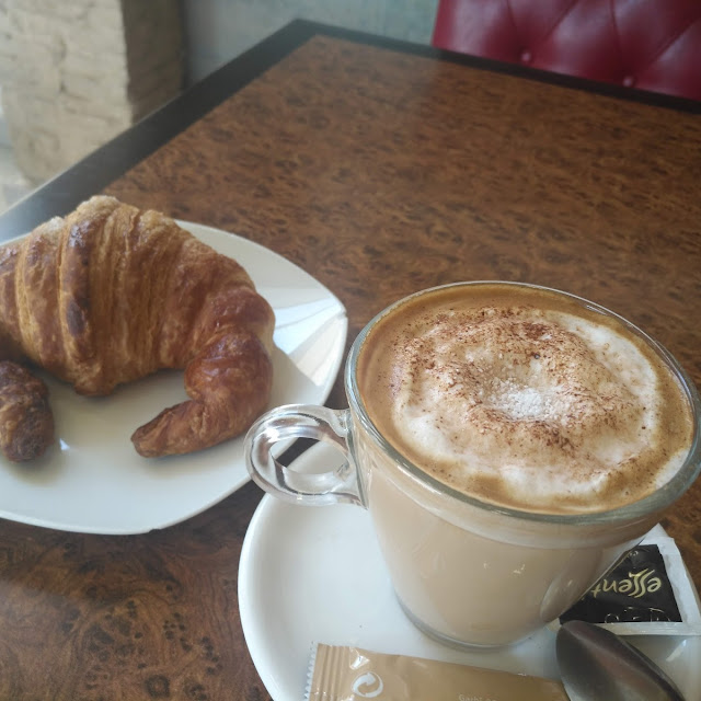 Café Con Leche Y Un Croissant