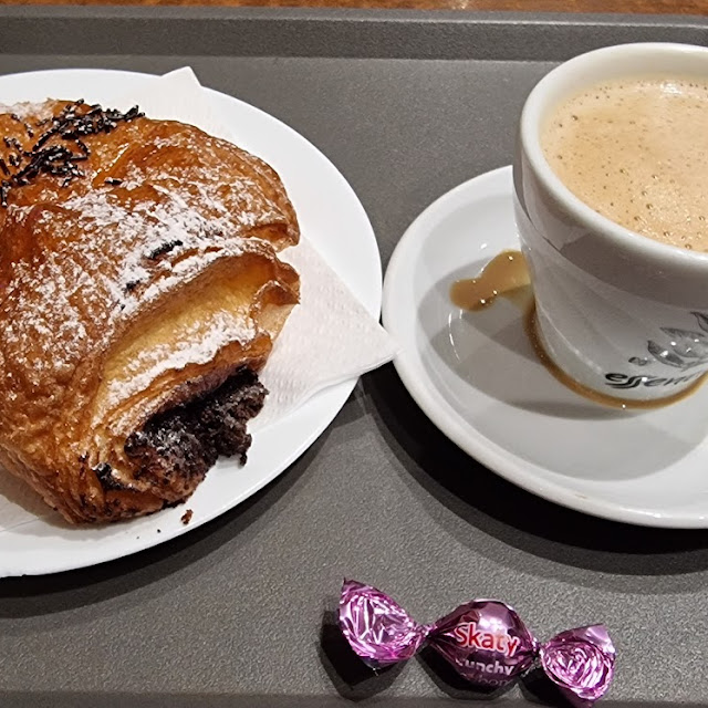 Cafe Con Leche Y Croissant
