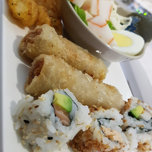 Nems Poulet Et California Maki Avocat Saumon