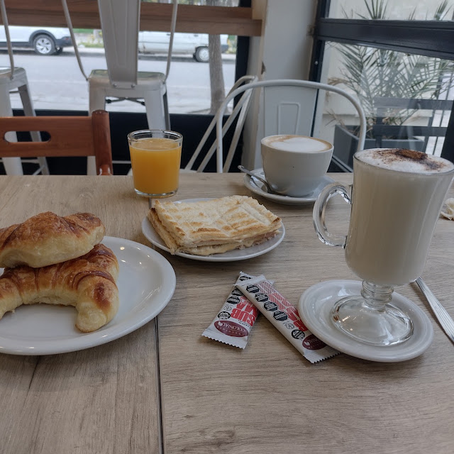 Tostados Con Tazón de Café Con Leche