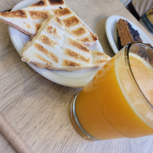 Tostados Y Jugo de Naranja Exprimido