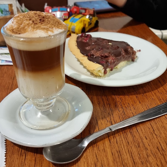 Capuchino Y Torta de Frambuesa
