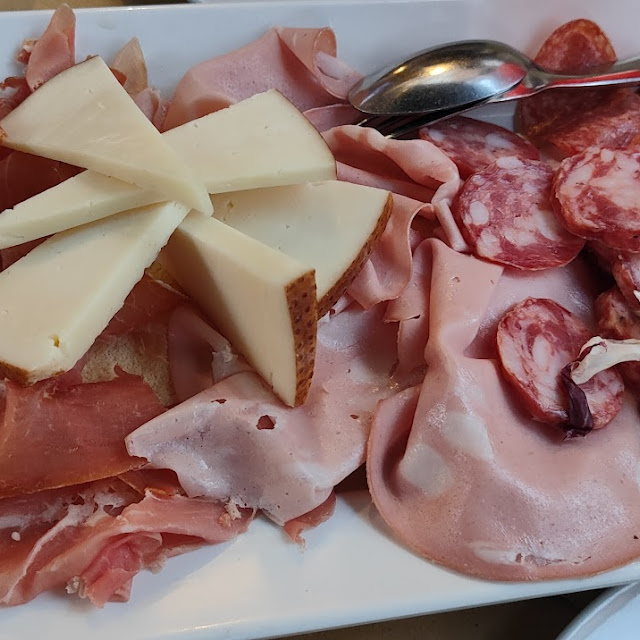 Piatto Misto Di Salumi E Formaggi