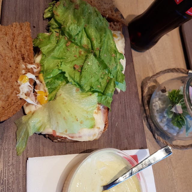 Puter Baguette Mit Knobisoße Und Coca Cola