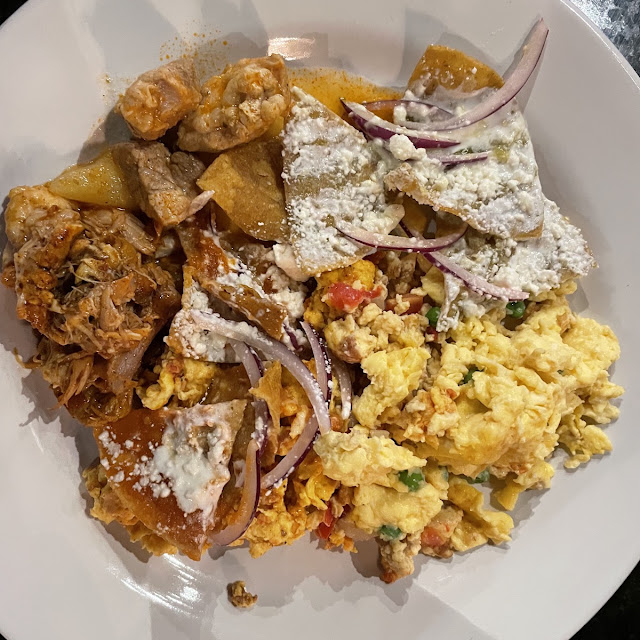 Chilaquiles Con Huevo Revuelto