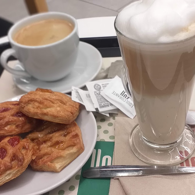 Café Con Leche Vainilla Y Facturas