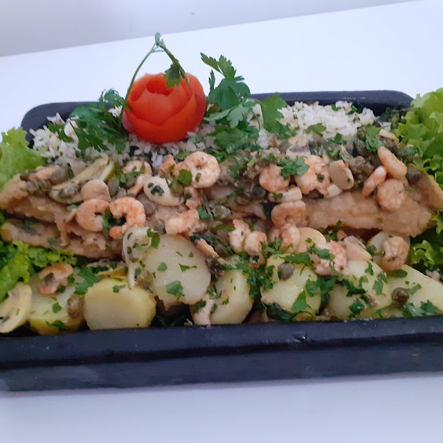 Filé de Peixe à Bela Munieire Camarão Com Arroz Brócolis E Camarão E Batatas Com