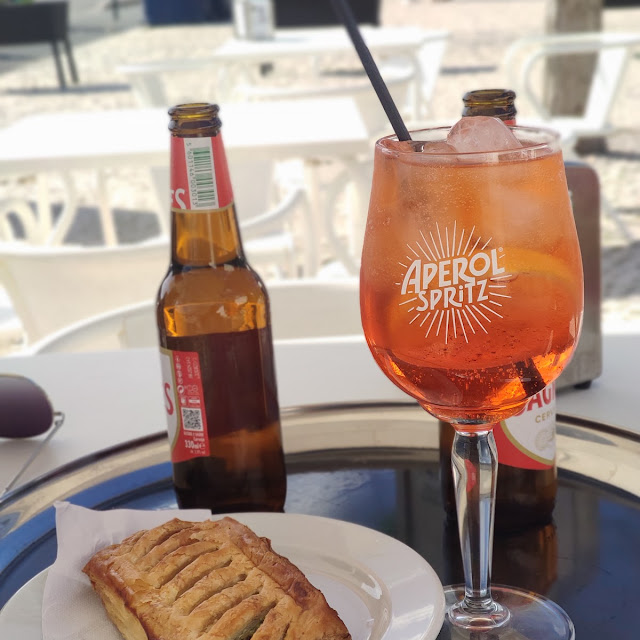 Apperol Spritz E Salgado de Espinafre Com Queijo