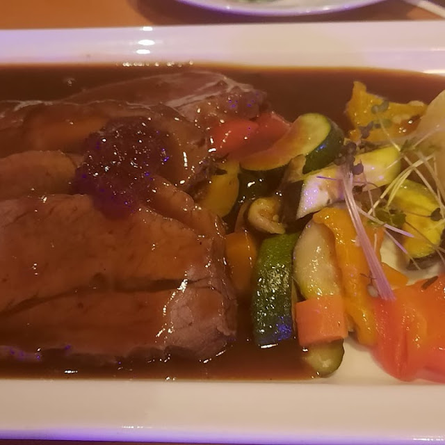 Sanft Geschmorter Rinderbraten Vom Hiesigen Weidenrind Kartoffelknödel Gemüse Der Saison
