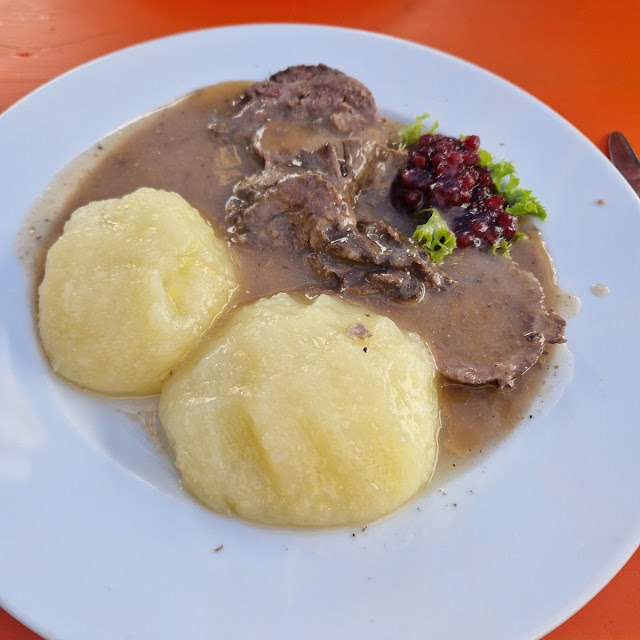 Wildschweinbraten Mit Klösen Und Blaukraut