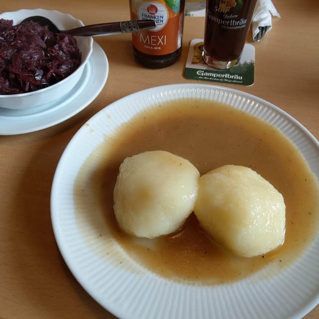 Klöße Mit Rotkohl Und Soße