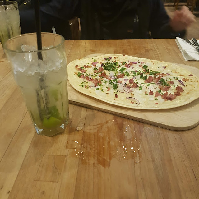 Flammkuchen Klassisch Mit Cocktail