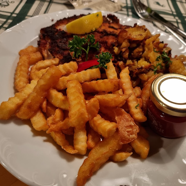 Cordon Bleu Mit Pommes Und Bratkartoffeln Salat Vom Buffet