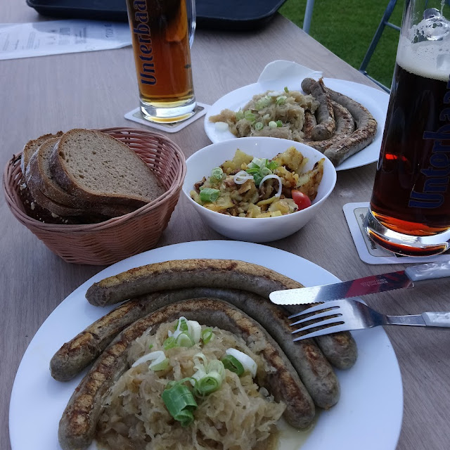 Wildbratwürste Mit Sauerkraut Und Röstkartoffel