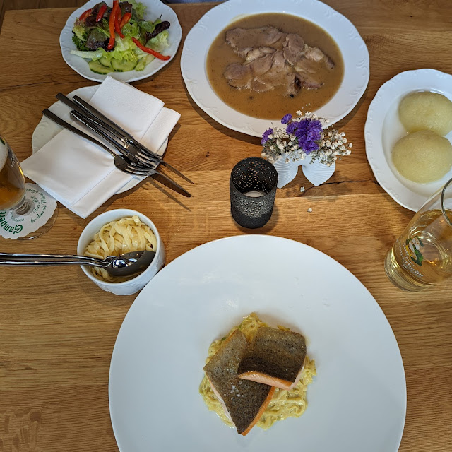 Pfefferbraten Mit Klößen Und Salat Und Lachsforelle Mit Spitzkohl Und Bandnudeln