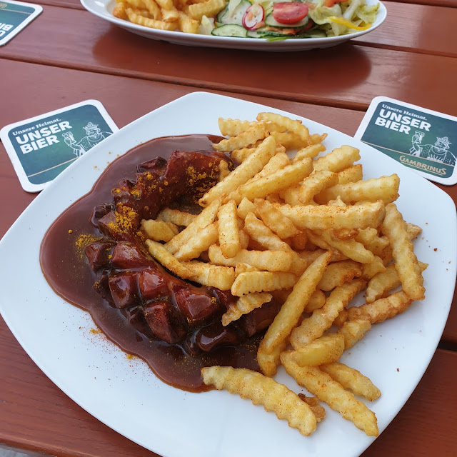 Currywurst Pommes Und