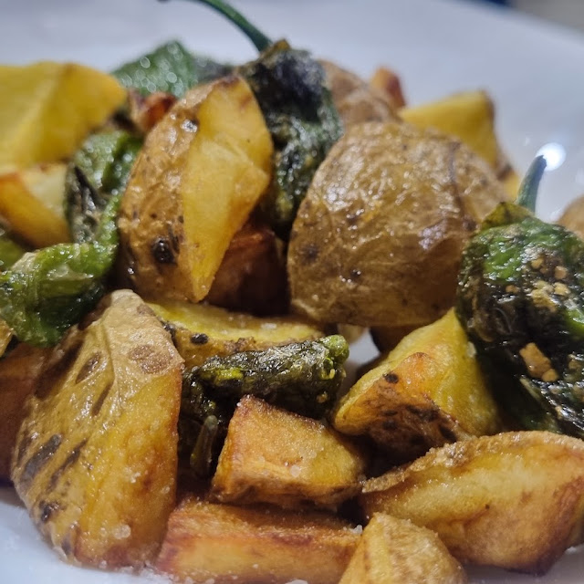 Patatas Con Pimientos de Padrón
