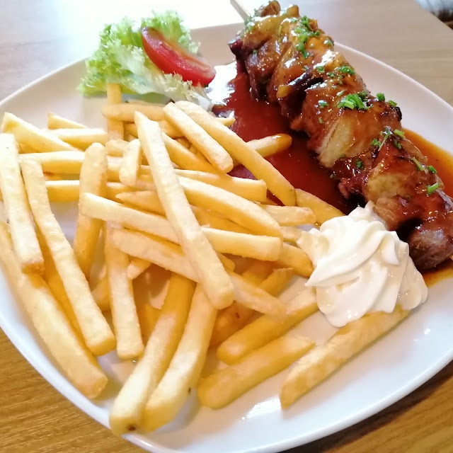 Schaschlick Mit Pommes