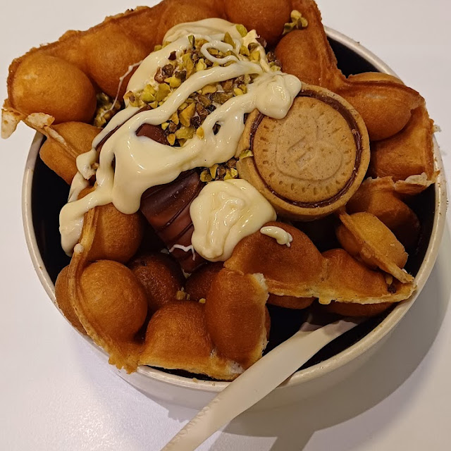 Waffle Con Gelato Cioccolato Bianco E Granella Di Pistacchio Con Kinder Bueno E Nutella Biscuit