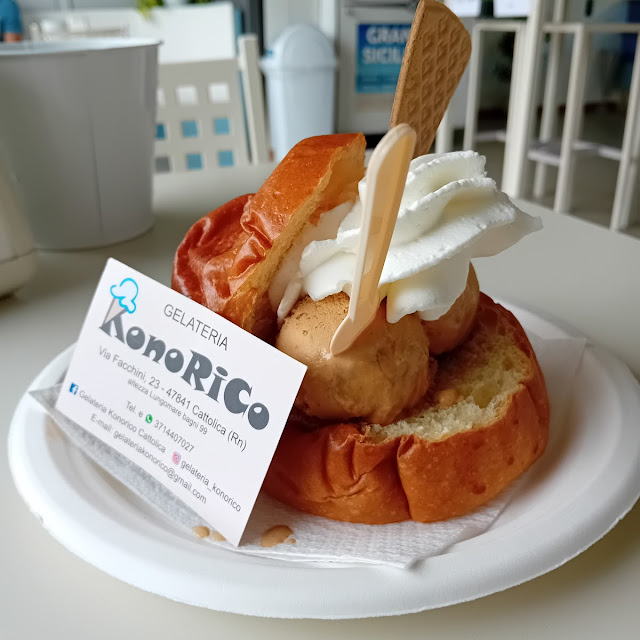 Brioche Con Gelato E Panna