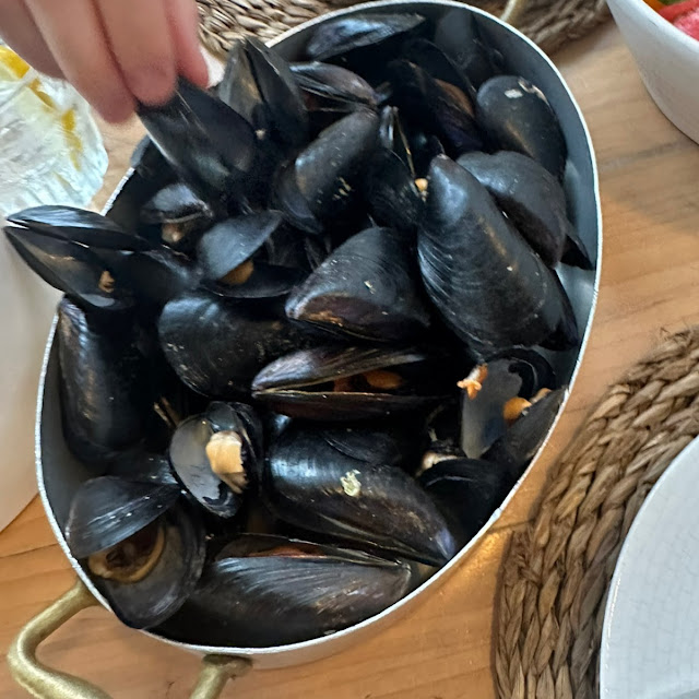 Mejillones Asados Y Patatas Bravas