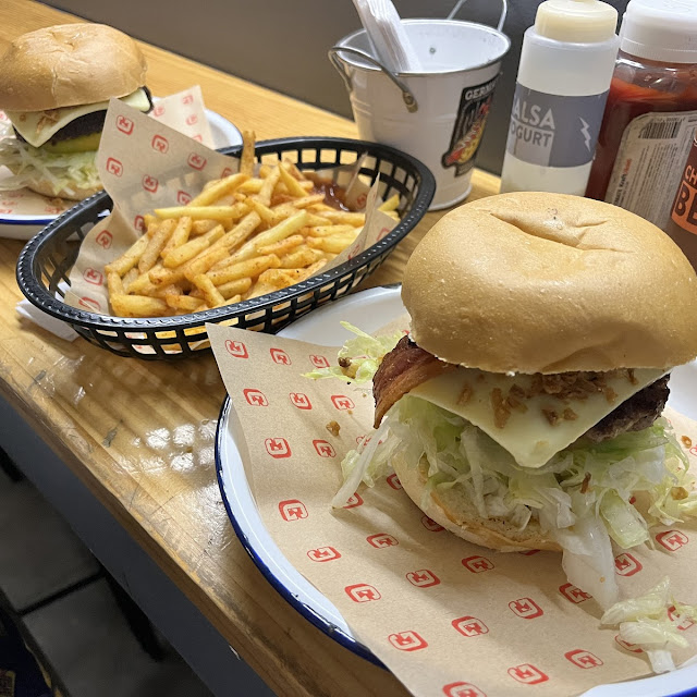 Batatas Fritas E Hambúrguer