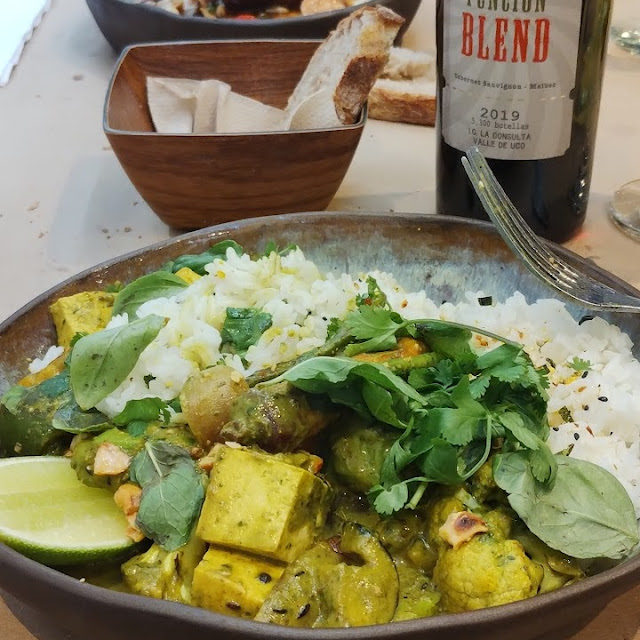 Tofu Al Curry Con Vegetales Y Arroz